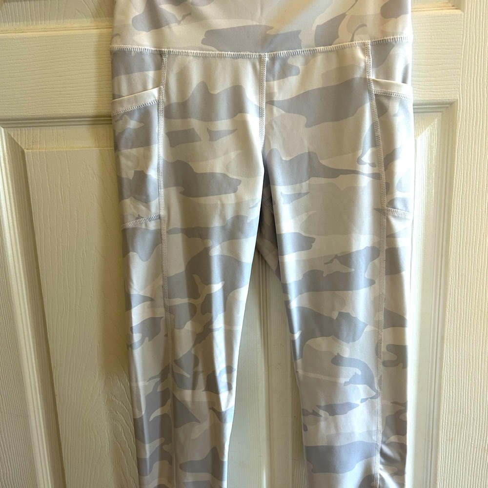 Women’s 90 Degree by Reflex size L grey and white printed ankle length leggings.